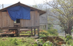 Quảng Bình: Sạt lở bờ suối tiến sát nhà khiến hàng chục hộ dân bản Lòm bất an