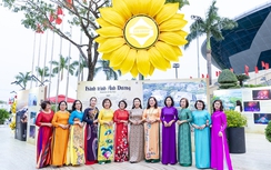 Bông hướng dương khổng lồ hút khách tại Triển lãm “Đà Nẵng – 50 năm phát triển và hội nhập”