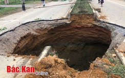 Bắc Kạn: Hố sụt lún lớn trên Quốc lộ 3B, tạm cấm giao thông