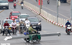 Xe ba gác, tự chế chở sắt dài nguy hiểm tung hoành trên đường phố Hà Nội