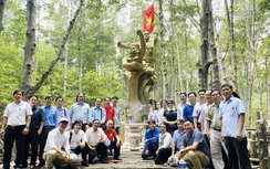 Đảng bộ Khối cơ sở Bộ Xây dựng viếng Nghĩa trang liệt sỹ Rừng Sác