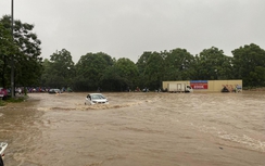 Đường Hà Nội ngập khắp ngả sau trận mưa như trút nước