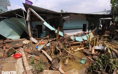 Nhà mới xây đổ nát tan hoang sau trận mưa ngập lịch sử