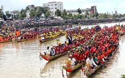 Sóc Trăng rộn ràng Lễ hội Óoc Om Bóc - Đua ghe Ngo