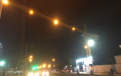 Hà Đông (Hà Nội): Cẩu tháp hoạt động ngang nhiên trên trục đường lớn, người dân sống trong sợ hãi