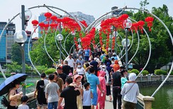 Công viên Thủ Lệ chật kín người dân đến vui chơi ngày 2/9