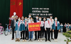 Báo Xây dựng tổ chức chương trình trao tặng xe đạp “Cùng em tới trường”