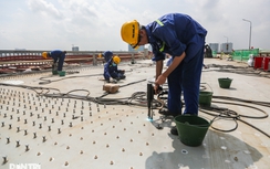 Hà Nội: Đổ bê tông siêu tính năng, hàn hàng triệu đinh neo lên mặt cầu Thăng Long