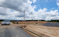 Dự án di dân khẩn cấp xây mãi không xong, dân vẫn ở bên bờ sạt lở