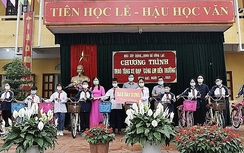 Báo Xây dựng tổ chức trao tặng xe đạp tại xã Đồng Lạc, tỉnh Hải Dương