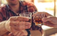 Khi uống rượu bia, quý ông nên "từ mặt" những món này