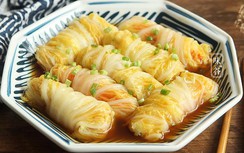 Giải ngán ngày Tết với món bắp cải cuộn rau củ, nhìn sang chảnh ngon hết nấc