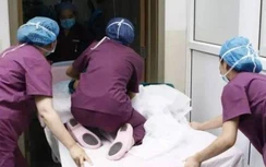 Sản phụ vừa sinh xong đòi đi vệ sinh, bác sĩ hốt hoảng đưa vào cấp cứu