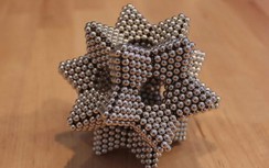 Cậu bé nuốt 54 viên nam châm thử xem kim loại có dính vào dạ dày