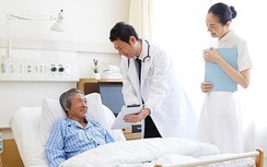 Vì sao khi khám bệnh bác sĩ mặc blouse trắng, khi phẫu thuật lại mặc áo xanh?