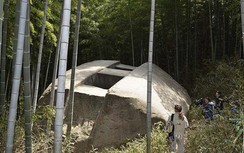 Viên đá nặng tới 800 tấn, chứa nhiều hình thù bí ẩn trong lăng mộ giới quý tộc Nhật