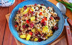 Cơm chiên với hạt diêm mạch, nghe lạ nhưng lại rất giàu dinh dưỡng và đẹp mắt