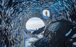 Vẻ kì bí bên trong hang động băng lớn nhất ở Iceland
