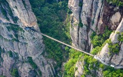 Cầu treo lơ lửng dài hơn 100m được dựng giữa 2 vách đá