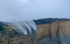 Thác nước không trọng lực, nước chảy ngược lên phía trên tạo cảnh tượng hiếm có