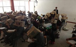 Tranh cãi giáo viên bắt học sinh đội hộp các-tông lên đầu để tránh quay cóp ở Mexico