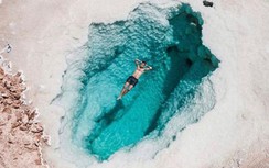 Ao muối ở ốc đảo trong vắt đến mức mọi người đều có thể nổi trên mặt nước