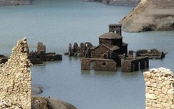 Thị trấn ma ở Ý đột nhiên nổi lên mặt nước, để lộ những ngôi nhà có từ thế kỷ 13