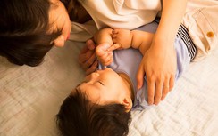 Bé trai 3 tuổi bỗng dưng liệt mặt vì cha mẹ cho nằm điều hòa kiểu này