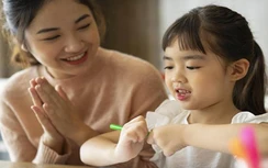 Giáo sư ĐH Stanford: Xin hãy ngừng khen trẻ “con giỏi quá”