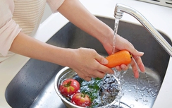 Thêm muối, baking soda hay giấm vào rau củ sẽ loại bỏ thuốc trừ sâu?