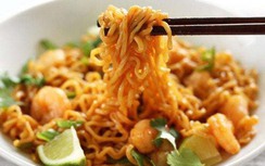 Nhanh gọn đổi vị với món mì ăn liền xào tôm chua ngọt