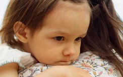 Tại sao trẻ có thể giận dữ với mẹ nhưng lại ngọt ngào với người khác?