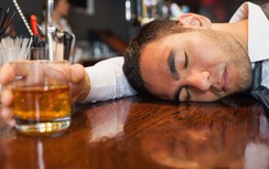 Mẹo tránh mất nước, sốc nhiệt khi uống rượu bia ngày Tết