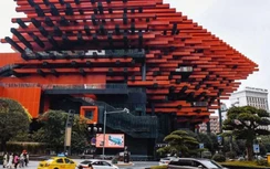 Du khách sửng sốt trước tòa nhà kỳ dị ở Trung Quốc, đỏ rực nhưng lại trông giống bó đũa