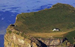 Ngôi nhà cô độc nhất thế giới, một mình giữa núi rừng và đại dương