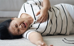 Sợ phù nề không dám ăn muối, người phụ nữ bị tim đập nhanh, hạ natri máu