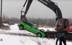 Video: Tài xế xe cẩu nghiền nát ô tô kẻ côn đồ