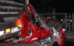 Video: Ô tô phóng như bay, lấn sang làn đối diện bị container húc vỡ đầu