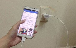 Hãi hùng nam thanh niên dập nát bàn tay vì vừa dùng điện thoại vừa sạc