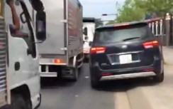 Nhức mắt xế hộp leo vỉa hè, đua với xe tải