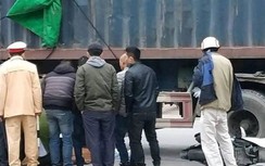 Video: Cận cảnh vụ 2 người đi SH tự ngã vào bánh xe container ở Hải Dương