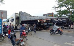 Ấm tình người vụ tránh xe máy chở gà, xe container chở xoài lật nhào ở QL1A