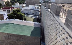 Sẽ cưỡng chế bức tường "khổng lồ" sắp sập nếu chủ đầu tư không tháo dỡ