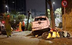 Video: Ô tô húc bay hai mẹ con đang chờ đèn đỏ ở Điện Biên