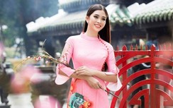 Tiểu Vy mang không khí Tết ùa về với áo dài họa tiết Hội An