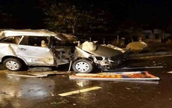 Xế hộp gãy đôi sau khi đâm dải phân cách, 2 người trọng thương