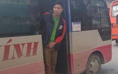 Xe khách phớt lờ biển cấm, nối đuôi nhau chạy "rùa bò" giữa Thủ đô