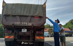 Xe quá tải cơi nới thùng chở vật liệu xây dựng bị "sờ gáy"