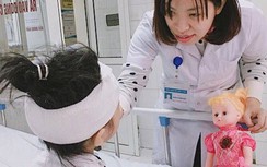 Bé gái 6 tuổi bị chó nhà cắn khắp mặt