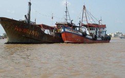 Tàu “lạ” không người trôi vào bờ biển Hà Tĩnh